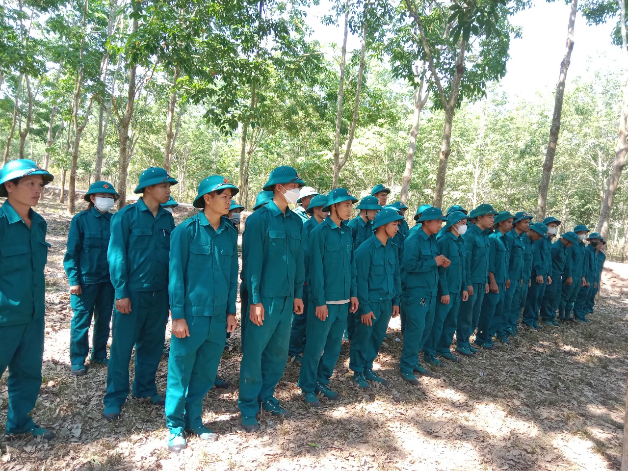 Lãnh đạo xã Hòa An thăm huấn luyện dân quân mới